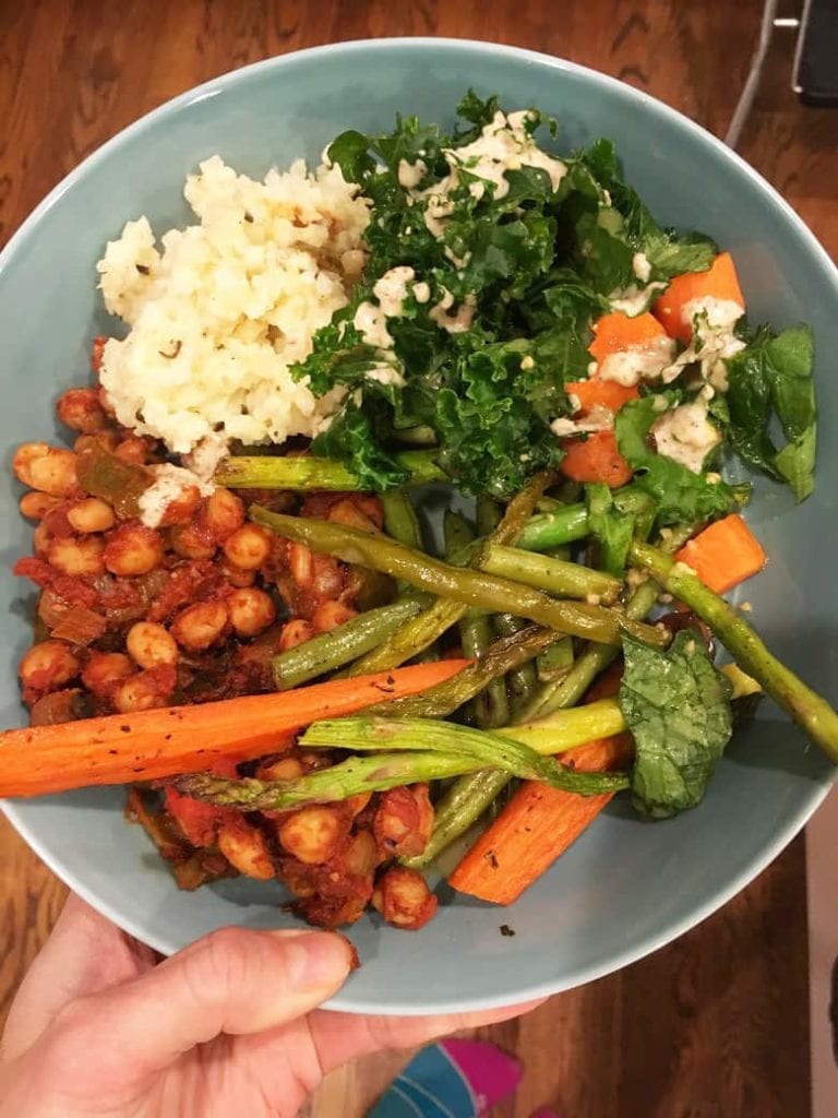 Easy vegetarian dinner with chickpeas and vegetables