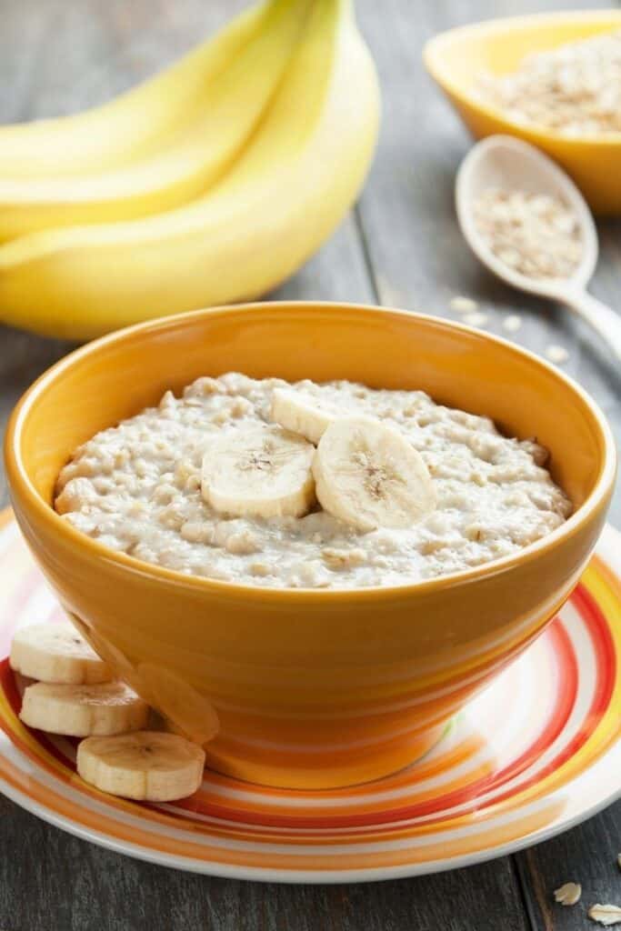 bowl of oatmeal with sliced bananas as an example of what to eat before running in the morning