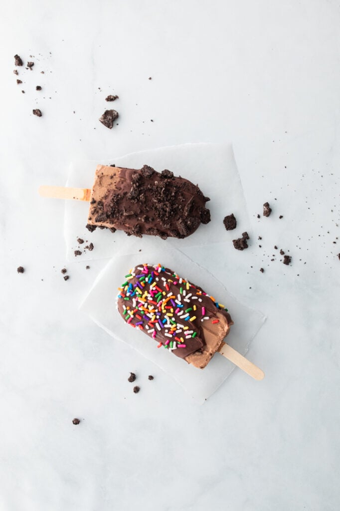 chocolate pudding popsicles with oreos and sprinkles