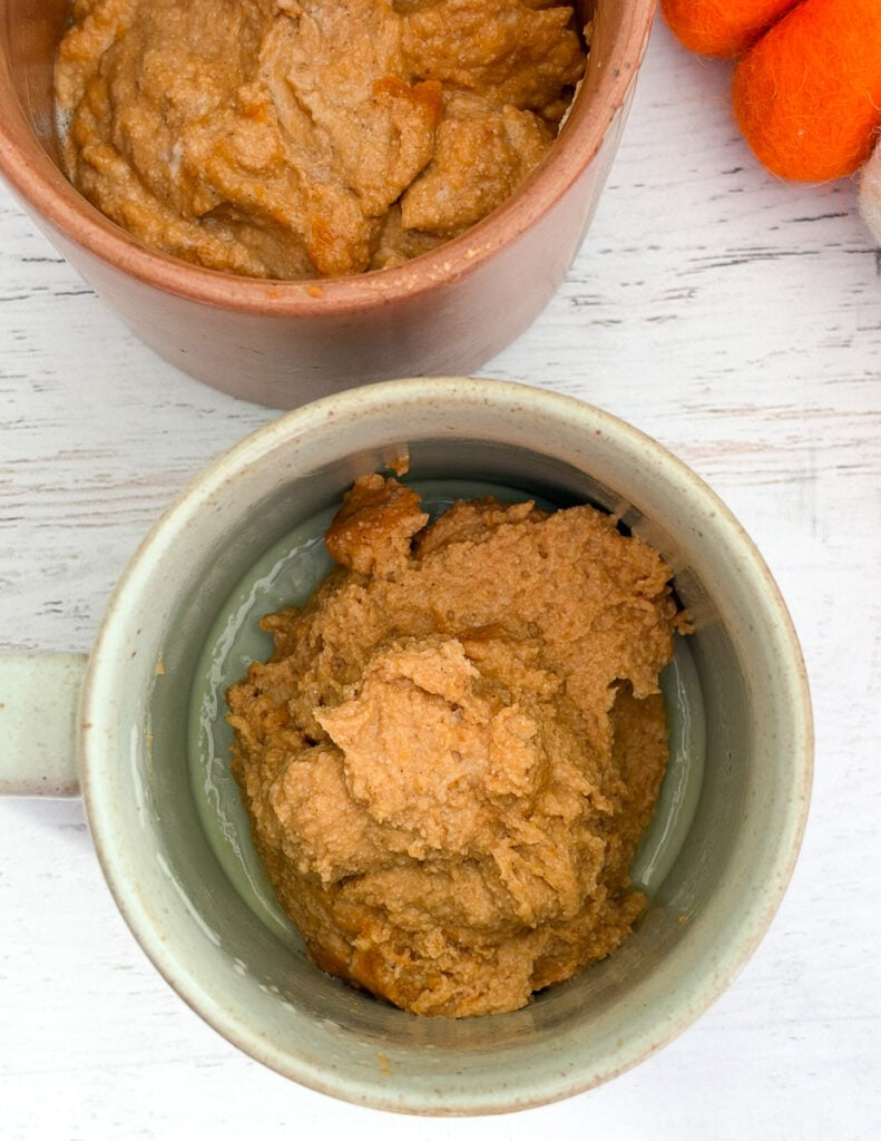 coffee mugs with batter for pumpkin mug cake